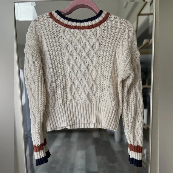 American Eagle Cream Cable Knit V-Neck Sweater | Size Small - Picture 4 of 7